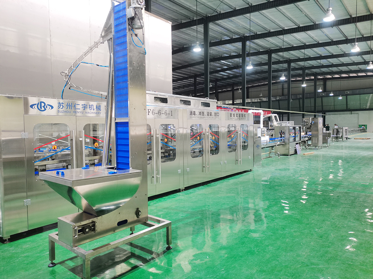 Disposable barreled water production line (linear type)